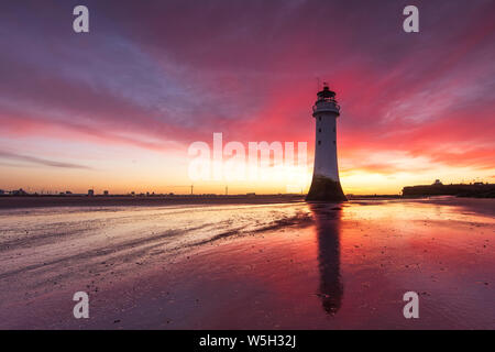 Unglaublichen Sonnenaufgang auf Barsch Rock Leuchtturm, New Brighton, Wirral, Merseyside, England, Vereinigtes Königreich, Europa Stockfoto