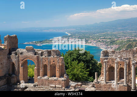 Blick von der Griechischen Theater über der Bucht von Naxos zu den entfernten Catania, Taormina, Messina, Sizilien, Italien, Mittelmeer, Europa Stockfoto