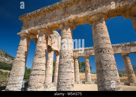 Low Angle Blick auf einen Abschnitt der dorischen Tempel in der antiken griechischen Stadt Segesta, Segesta, Trapani, Sizilien, Italien, Mittelmeer, Europa Stockfoto