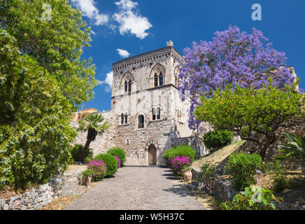 Das 13. Jahrhundert Palast der Herzöge von Santo Stefano (Palazzo dei Duchi di Santo Stefano), Taormina, Messina, Sizilien, Italien, Mittelmeer, Europa Stockfoto