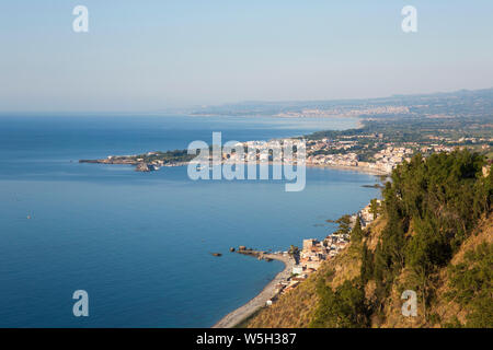 Blick von der Piazza IX Aprile über der Bucht von Naxos zu den entfernten Giardini-Naxos, am frühen Morgen, Taormina, Messina, Sizilien, Italien, Mittelmeer, Europa Stockfoto