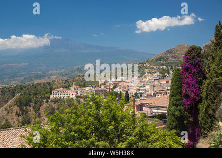 Blick über die Stadt von dem Griechischen Theater, den Ätna im Hintergrund, Taormina, Messina, Sizilien, Italien, Mittelmeer, Europa Stockfoto