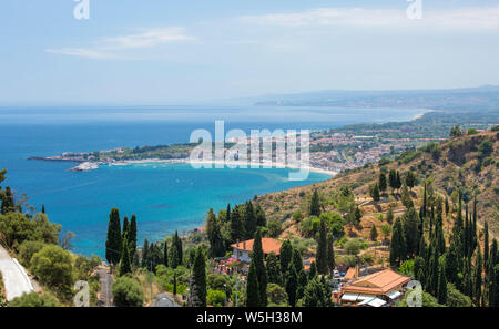 Aussicht auf das türkisfarbene Wasser der Bucht von Naxos zu den entfernten Catania, Taormina, Messina, Sizilien, Italien, Mittelmeer, Europa Stockfoto