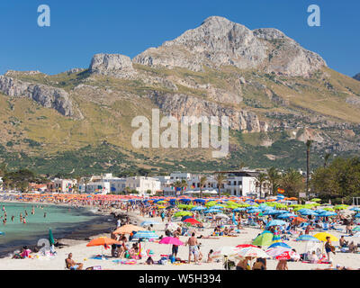 Blick über die bunten Strand zu den schroffen Hängen des Pizzo di Sella, San Vito Lo Capo, Trapani, Sizilien, Italien, Mittelmeer, Europa voll Stockfoto