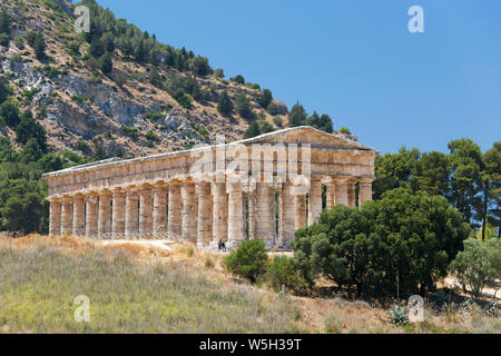 Die gut erhaltenen Reste der dorische Tempel an der antiken griechischen Stadt Segesta, Segesta, Trapani, Sizilien, Italien, Mittelmeer, Europa Stockfoto