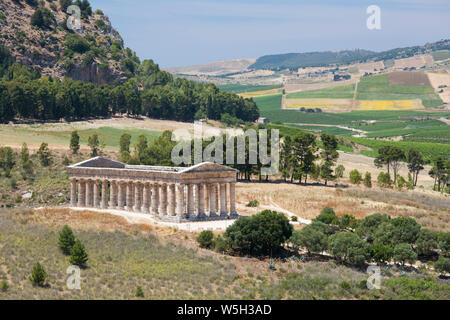 Herrlichen dorischen Tempel inmitten der sanft geschwungenen Hügel an der antiken griechischen Stadt Segesta, Segesta, Trapani, Sizilien, Italien, Mittelmeer, Europa Stockfoto