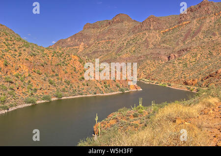 Die Salt River entlang der State Route 88, die ältesten Route in Arizona, nördlich von Apache Junction, Arizona, Vereinigte Staaten von Amerika, Nordamerika Stockfoto