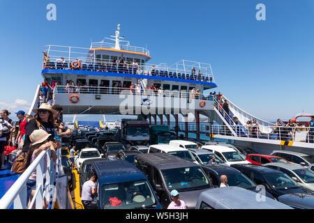 Thassos, Griechenland - 20 Juli, 2019: Große Fähre deck mit Passagiere und Autos, verläuft von Keramoti Stadt auf der Insel Thassos. Stockfoto