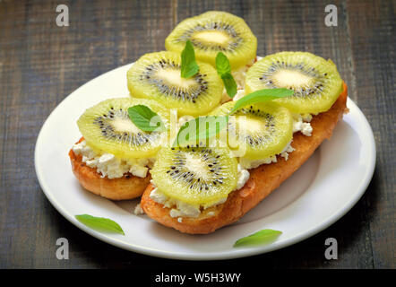 Sandwich mit Kiwi auf weiße Platte, Nahaufnahme Stockfoto