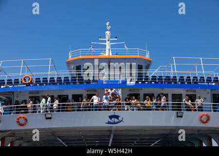 Thassos, Griechenland - Juli 20, 2019: in der Nähe von Deck auf der Fähre mit Passagieren, läuft von Keramoti Stadt Thassos Stockfoto