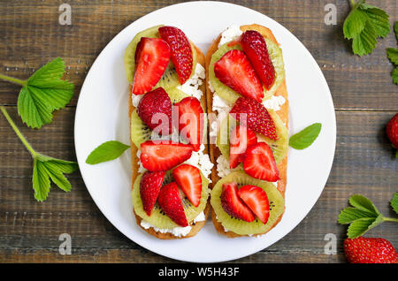 Sandwiches mit Erdbeeren und Kiwis, Ansicht von oben Stockfoto