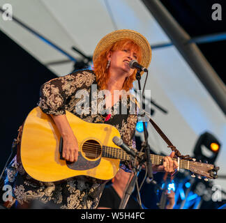 Vom 27. Juli 2019. Speyfest, East Street, Fochabers, Moray, Schottland, Großbritannien. Dies ist Eddi Reader am Samstag Abend in der Speyfest. Stockfoto