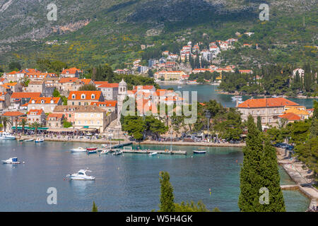 Blick auf die Altstadt von Cavtat und Adria von einer erhöhten Position, Cavtat, Dubrovnik Riviera, Kroatien, Europa Stockfoto