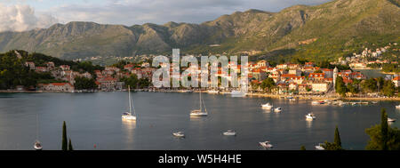 Panoramablick auf die Stadt bei Sonnenuntergang von erhöhten Position, Cavtat an der Adria, Cavtat, Dubrovnik Riviera, Kroatien, Europa Stockfoto