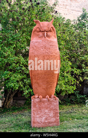 Skulptur von einem Vogel Leiter bezeichnet die Eule. Die Skulptur ist in den offenen Raum. Stockfoto