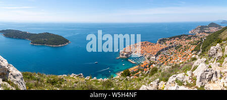 Panoramablick auf die alten Stadtmauern von Dubrovnik und der Adria aus erhöhter Position, Riviera von Dubrovnik, Kroatien, Europa Stockfoto