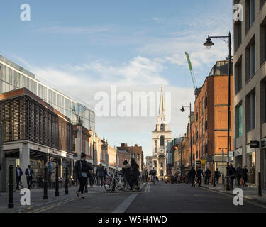 Kontextbezogene Ansicht mit Hawksmoor Kirche. Krypta der Kirche Christi Spitalfields, London, Vereinigtes Königreich. Architekt: Dow Jones Architekten, 2018. Stockfoto