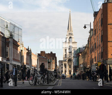 Kontextbezogene Ansicht mit Hawksmoor Kirche. Krypta der Kirche Christi Spitalfields, London, Vereinigtes Königreich. Architekt: Dow Jones Architekten, 2018. Stockfoto