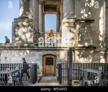 Seite Eingang zur Krypta. Krypta der Kirche Christi Spitalfields, London, Vereinigtes Königreich. Architekt: Dow Jones Architekten, 2018. Stockfoto