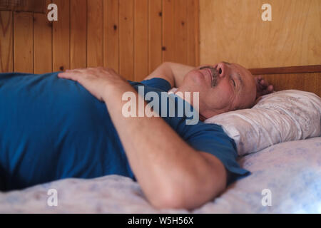 Senor Mann schlafend auf dem Bett zu Hause. Close Up. Stockfoto