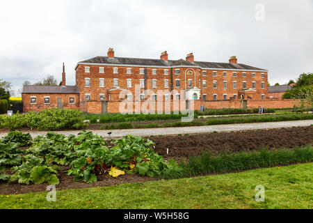Der Gemüsegarten vor der Fassade der Southwell Workhouse, Southwell, Nottinghamshire, England, Großbritannien Stockfoto