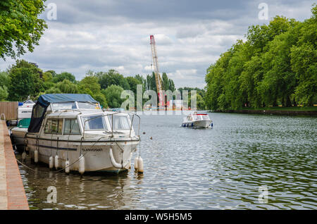 Ein Blick auf die Themse in Datchet, einem Dorf in Berkshire. Ein Boot ist gegen einen Damm günstig als kleinere Bootsfahrten durch. Stockfoto