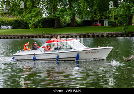 Eine kleine Freizeitaktivitäten Bootsfahrten auf der Themse in Datchet in Berkshire, Großbritannien Stockfoto