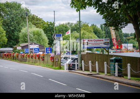 Kris Kreuzfahrten in Datchet, Berkshire auf der Themse ist ein Unternehmen, das vermietet Boote für Tag oder für einen längeren Urlaub. Stockfoto