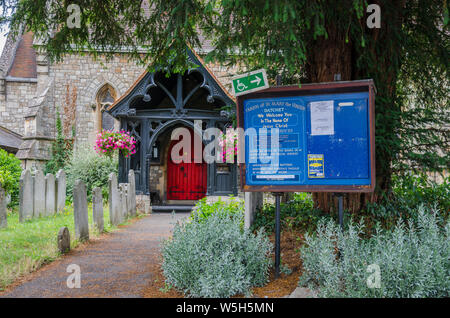 Eingang der Hl. Jungfrau Maria Kirche in Datchet, Berkshire, Großbritannien Stockfoto
