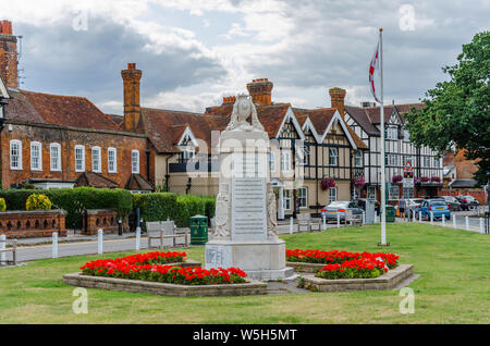 Datchet Kriegerdenkmal steht in der Mitte ein Grün in der Mitte des Dorfes Datchet in Berkshire, Großbritannien Stockfoto