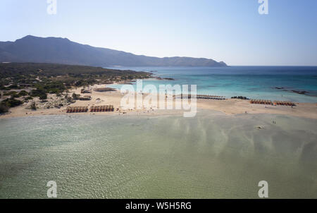 Aerial Vogelperspektive von Brummen auf Elafonisi Sandstrand auf Kreta. Elafonisi ist einer der bekanntesten Strände der Welt und ist bekannt für rosa Sand. Ki Stockfoto