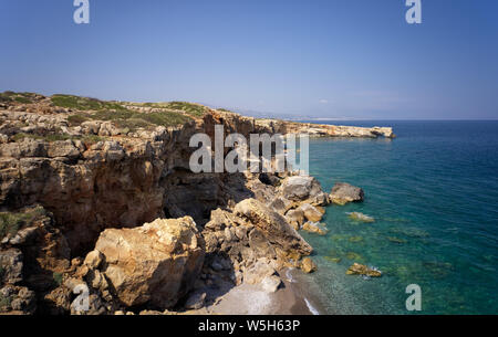 Luftaufnahme von Brummen auf steinbogen Kamara und küstennahen Felsen in der Nähe von Geropotamos Beach auf Kreta, Griechenland, Präfektur Rethymno. Stockfoto