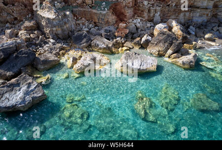 Luftaufnahme von drohne am Mittelmeer Küste in der Nähe von Geropotamos Strand mit klarem Wasser. Kreta, Griechenland, Präfektur Rethymno. Stockfoto