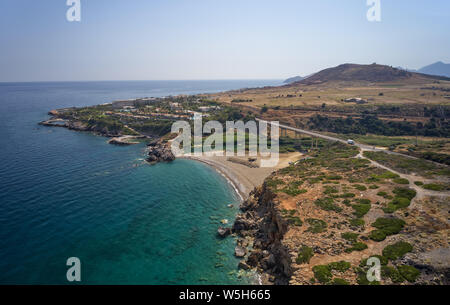 Luftaufnahme von Brummen auf Geropotamos Strand und Straße Brücke über den Fluss auf Kreta, Griechenland, Präfektur Rethymno. Stockfoto