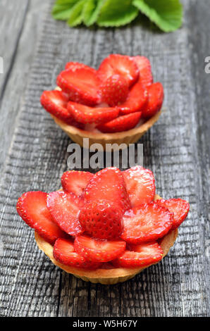 Obst Törtchen mit frischen Erdbeeren. Sommer Dessert Stockfoto