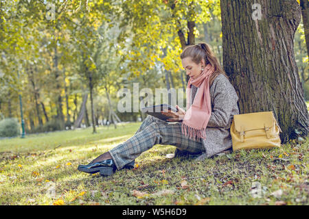 Wirkliche Geschäftsfrau mit Tablet Notebook bei der Arbeit im Freien in Park Stockfoto