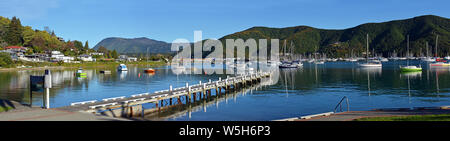 Landesinneren Bucht am frühen Morgen Panorama mit Badesteg, Marlborough Sounds, Neuseeland Stockfoto