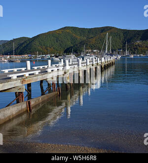 Landesinneren Holzsteg & Reflexionen im Winter, am frühen Morgen, Marlborough Sounds, Neuseeland Stockfoto