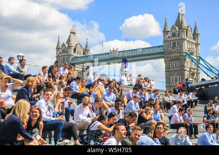 London, Großbritannien. 29. Juli 2019. die in der City arbeiten, genießen ihre Mittagspause an der Schaufel auf London Riversideon einen warmen sonnigen Tag in London Credit: Amer ghazzal/Alamy leben Nachrichten Stockfoto