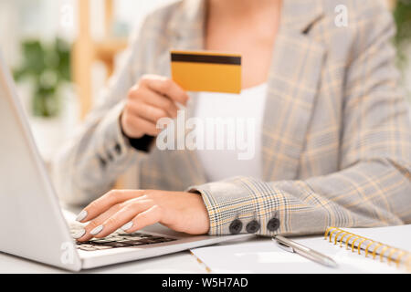 Hand der Geschäftsfrau, die auf Tasten von Laptop Tastatur, um in onlinne Shop Stockfoto