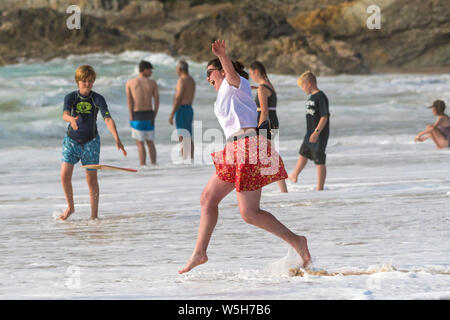 Eine weibliche Urlauber Genießen seiend am Meer auf den Fistral Beach in Newquay in Cornwall. Stockfoto