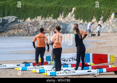 Mitglieder von Newquay Surf Life Saving Club mit ihren Vanquish Lebensrettende Race Board wartet eine Schulung bei Fistral in Newquay in Cornw zu starten Stockfoto