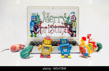 Retro-Spielzeug betrachten eine es Freunde celerbrating Weihnachten auf einem Laptop. Stockfoto