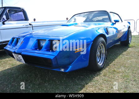 Einem 1979 Pontiac Trans Am amerikanischen Muscle Car bis auf Anzeige an der Englischen Riviera Classic Car Show, Torquay, Devon, England, UK geparkt. Stockfoto