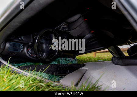 Autounfall. Junge Fahrer umgeworfen. Nicht tödlicher Unfall durch Beschleunigung und Regen verursacht. Unerfahrene Fahrer/ländlichen Kriminalität/Gestohlenes Auto/rtc. Großbritannien Stockfoto