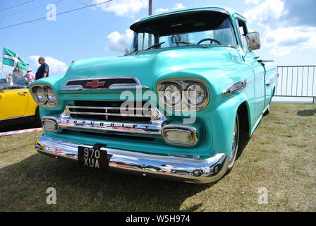 Ein 1959 Apache Chevrolet GMC Pickup Truck bis auf Anzeige an der Englischen Riviera Classic Car Show, Torquay, Devon, England geparkt. UK. Stockfoto