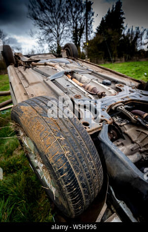 Autounfall. Junge Fahrer umgeworfen. Nicht tödlicher Unfall durch Beschleunigung und Regen verursacht. Unerfahrene Fahrer/ländlichen Kriminalität/Gestohlenes Auto/rtc. Großbritannien Stockfoto