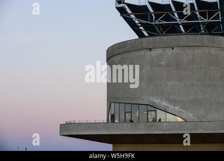 DEUTSCHLAND Hamburg, Internationale Architekturausstellung IBA, ein alter Flak-Kriegsbunker wird in ein 25.000 MW Projekt für erneuerbare Energien umgewandelt, mit Biogas, Biomasse und Solar, Dach mit solarthermischen Vakuumrohren, öffentlicher Aussichtsplattform und Coffee Shop Stockfoto