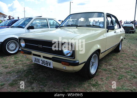 Ein Ford Escort MK2 bis auf Anzeige an der Riviera Classic Car Show, Torquay, Devon, England geparkt. UK. Stockfoto