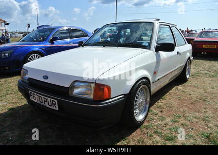 Ein 1989 Ford Escort MK3 bis auf Anzeige an der Englischen Riviera Classic Car Show, Torquay, Devon, England, UK geparkt. Stockfoto